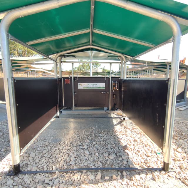 Covered walkway for Tecnoexerciser horse walker access